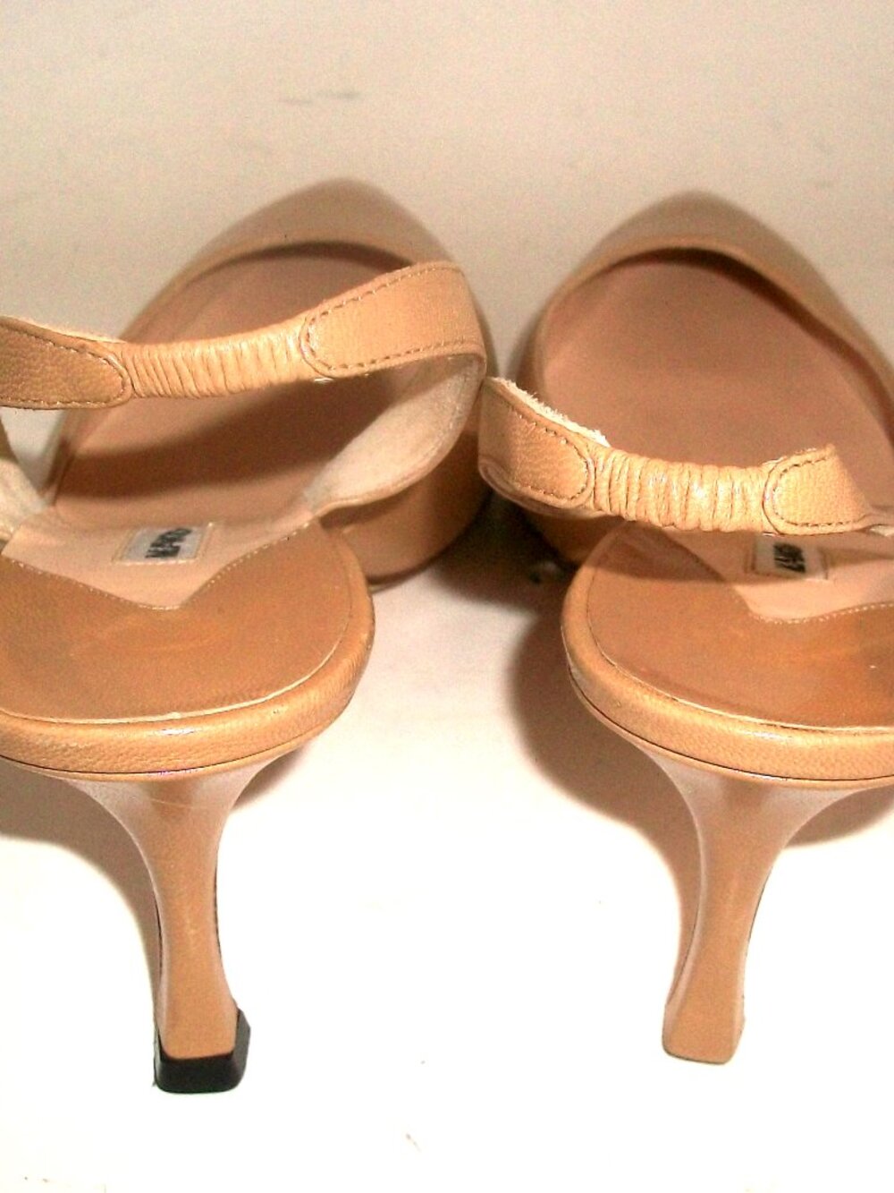 Manolo Blahnik Carolyne Beige Leather Slingback Mid-Heel Pumps 38.5M 8.5M READ - Picture 6 of 10